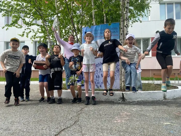 Литературный батл «И в новом веке Пушкин с нами»  _ ребята из пришкольного лагеря  ЛСОШ № 3