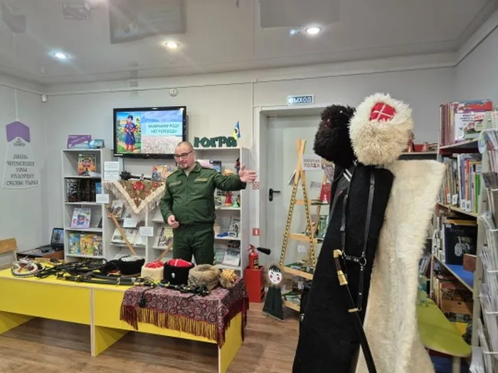 Краеведческий час "Казачьему роду нет переводу" _ ученики ЛСОШ № 7