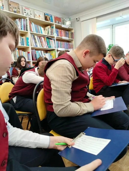 Перекличка во времени "Юным героям посвящается" _ ученики ЛСОШ № 5