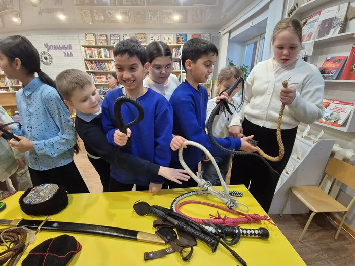 Краеведческий час "Казачьему роду нет переводу" _ ученики ЛСОШ № 7