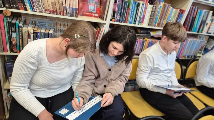 Урок памяти «Город в стальном кольце»  _ ученики ЛСОШ № 7