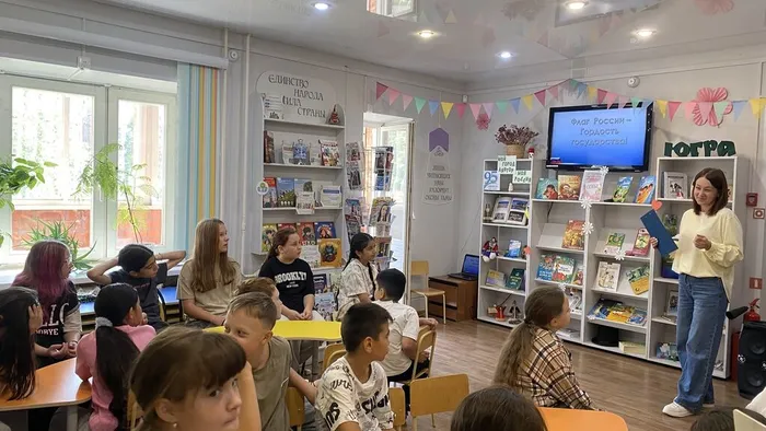 Историческая игра "Флаг России-гордость государства" _ дети из пришкольного лагеря ЛСОШ № 3