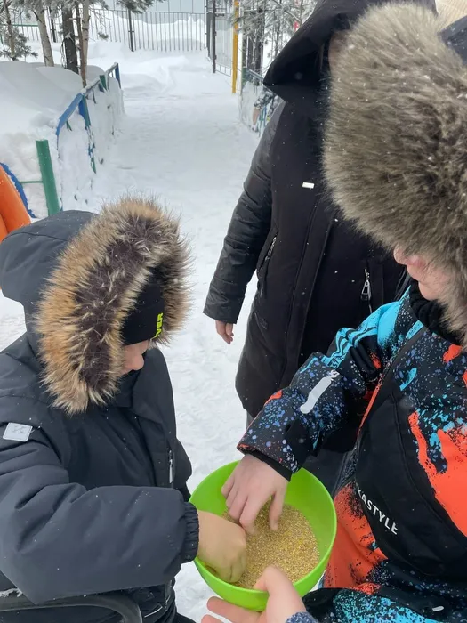 Акция "Покормите птиц зимой" _ дети БУ "СРКЦСОН"