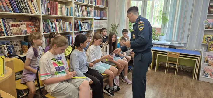 Выставка с обзором "Гражданская оборона - умей себя защитить" _ дети из пришкольного лагеря ЛСОШ № 4