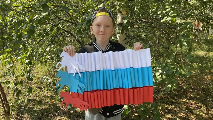 Историческая игра "Флаг России-гордость государства" _ дети из пришкольного лагеря ЛСОШ № 3