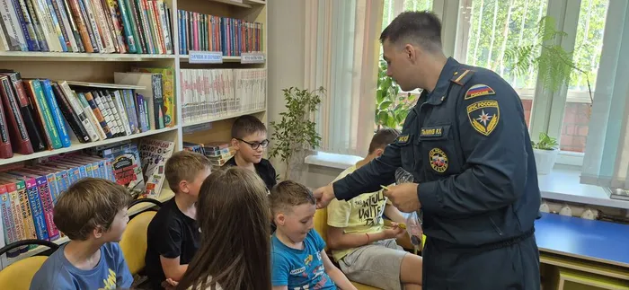 Выставка с обзором «Гражданская оборона- умей себя защитить» _ дети из пришкольного лагеря ЛСОШ № 4