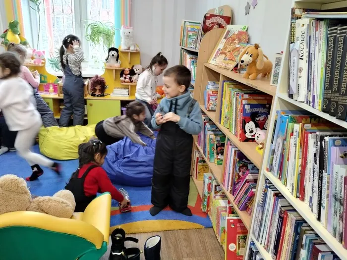 Экскурсия "Мы идём в книжкин дом" _ дошколята д/с "Ромашка"