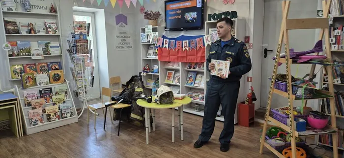 Выставка с обзором "Гражданская оборона - умей себя защитить" _ дети из пришкольного лагеря ЛСОШ № 4