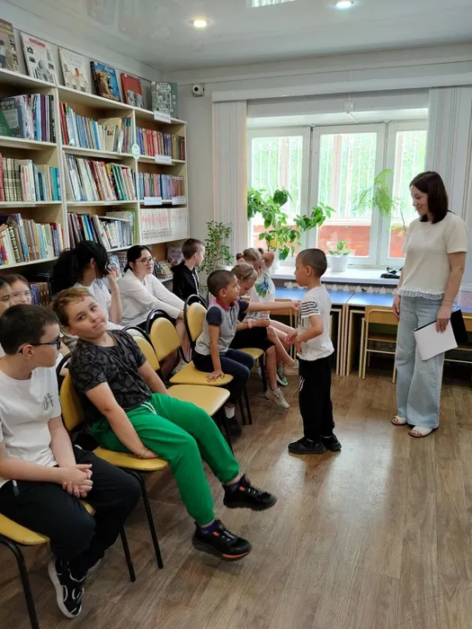 Познавательная игра "У светофора нет каникул" _ дети из пришкольного лагеря ЛСОШ № 5