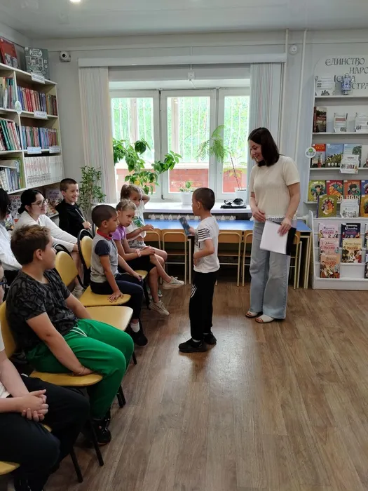 Познавательная игра "У светофора нет каникул" _ дети из пришкольного лагеря ЛСОШ № 5