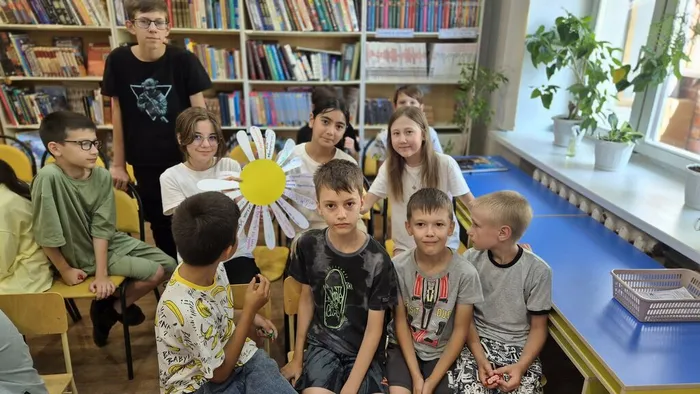 Литературный час «Алые паруса семьи, любви и верности»  _ дети с пришкольного лагеря ЛСОШ № 5