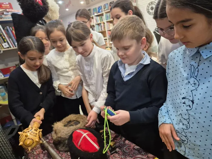 Краеведческий час "Казачьему роду нет переводу" _ ученики ЛСОШ № 7