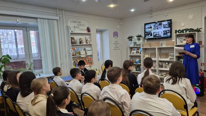 Урок памяти "Город в стальном кольце" _ ученики ЛСОШ № 7