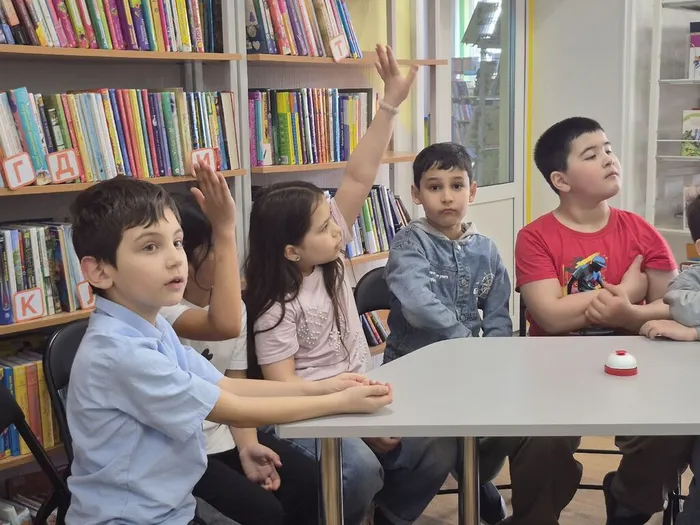 Литературный час "Телефон Чуковского" _ ученики ЛСОШ № 4