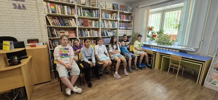 Выставка с обзором «Гражданская оборона- умей себя защитить» _ дети из пришкольного лагеря ЛСОШ № 4