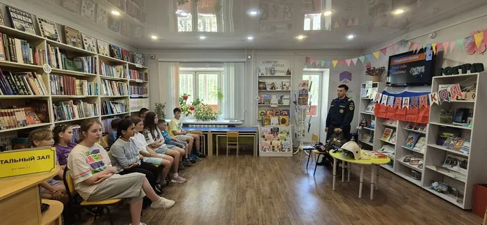 Выставка с обзором «Гражданская оборона- умей себя защитить» _ дети из пришкольного лагеря ЛСОШ № 4