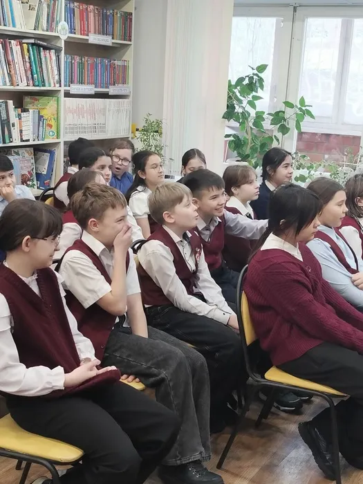 Обзор книжной выставки "Краски Югры" _ ученики ЛСОШ № 5