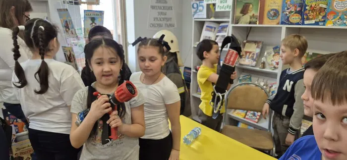 Час безопасности "Гражданская оборона - умей себя защитить" _ ученики ЛСОШ № 7