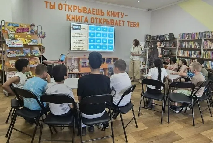 Познавательный час "Молодёжь в интернет -  пространстве"