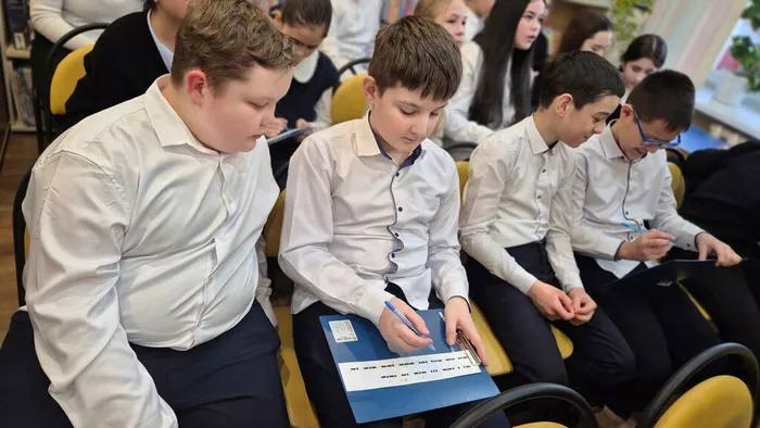 Урок памяти "Город в стальном кольце" _ ученики ЛСОШ № 7