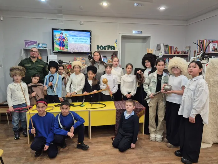 Краеведческий час "Казачьему роду нет переводу" _ ученики ЛСОШ № 7